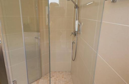 Muehlau Hotel | Habitación triple con ducha, WC - Hotel Dollinger