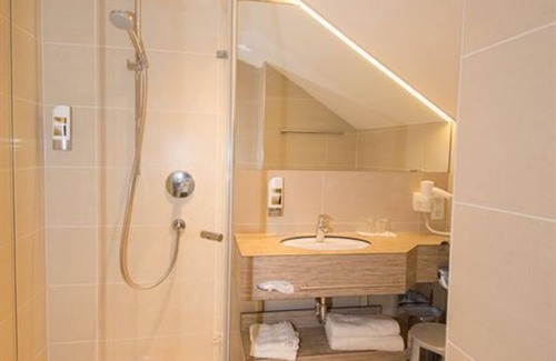 Muehlau Hotel | Habitación triple con ducha, WC - Hotel Dollinger