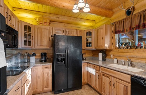 Duck Creek Village Cabina | Trophy Room Retreat - Large Lodge Sleeps up to 15