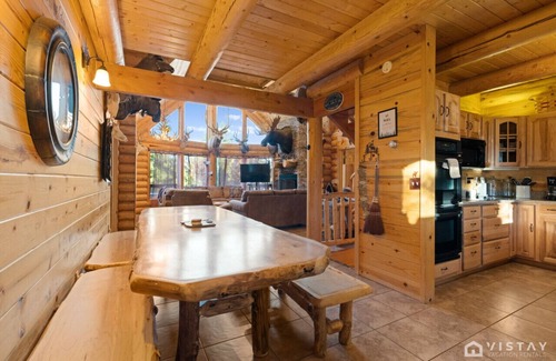 Duck Creek Village Cabina | Trophy Room Retreat - Large Lodge Sleeps up to 15
