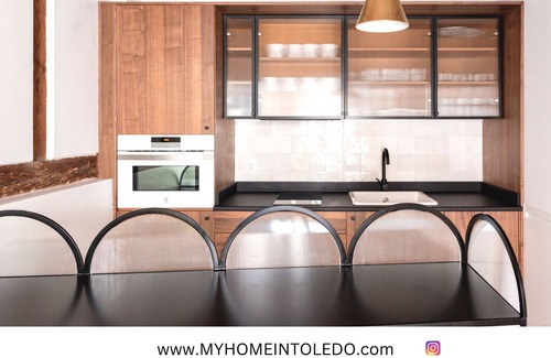 Toledo City Center Apartamento | ~TROPIC~ by myhomeintoledo.com