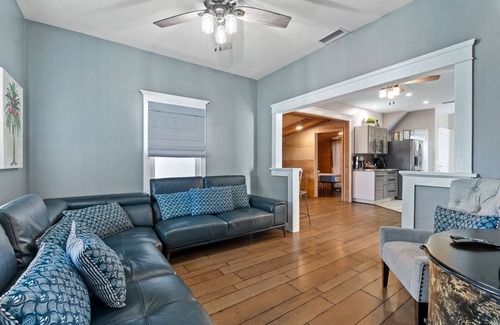 Stockton Hotel | Tropical 11BR Getaway + Yard for 40 Guests 3-Units