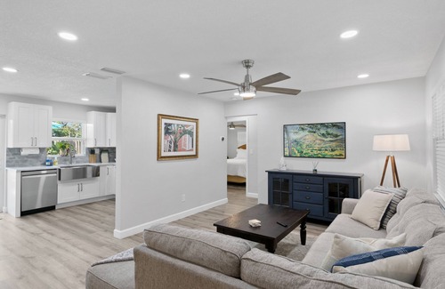 Ballast Point Casa | Tropical 3bd bungalow with pool! Walk to Bayshore!