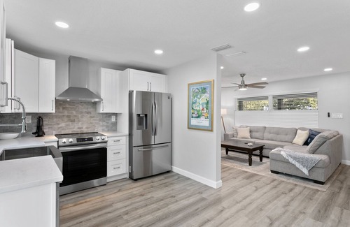 Ballast Point Casa | Tropical 3bd bungalow with pool! Walk to Bayshore!