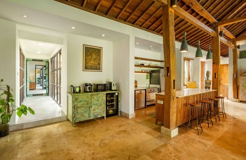 Kutuh Kaja Villa | Tropical 4BR Villa w/ Infinity Pool in ubud, 6 mins to central