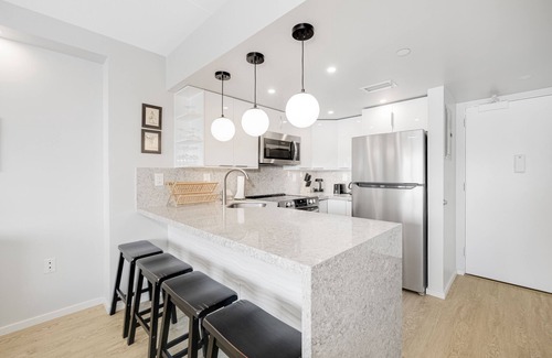 Waikiki Apartamento | Tropical apartment with amazing water views & rooftop pool - prime location