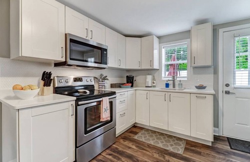 Fernandina Beach Casa | Tropical Beach Bungalow Down | Backyard | Grill | Across Street from Beach
