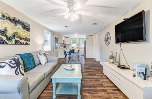 Fernandina Beach Casa | Tropical Beach Bungalow Down | Backyard | Grill | Across Street from Beach