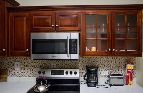Havendale Apartamento | Tropical Bliss cozy Kgn apt equipped with security, AC, balcony, WiFi, kitchen