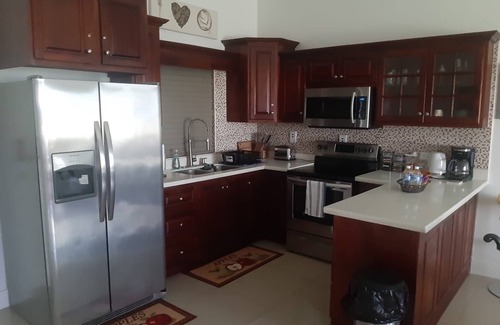 Havendale Apartamento | Tropical Bliss cozy Kgn apt equipped with security, AC, balcony, WiFi, kitchen