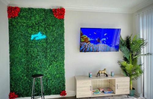 South Central Houston Apartamento | Tropical Breeze - 2BR/NRG/Medical Center/Galleria