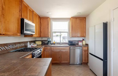 Clairemont Mesa West Casa | Tropical Desert Oasis w/BBQ, Hot Tub, Fire Pit, and relaxing yard ambiance.