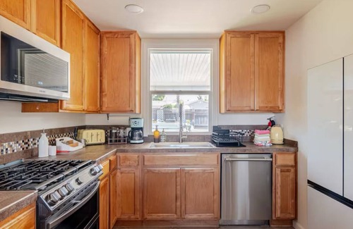 Clairemont Mesa West Casa | Tropical Desert Oasis w/BBQ, Hot Tub, Fire Pit, and relaxing yard ambiance.