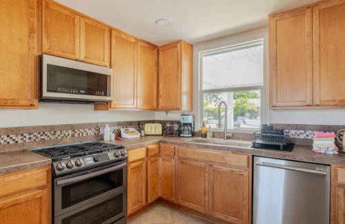 Clairemont Mesa West Casa | Tropical Desert Oasis w/BBQ, Hot Tub, Fire Pit, and relaxing yard ambiance.