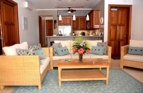 Cocoplum Condominio | Uno de su tipo justo en la playa con impresionantes vistas!