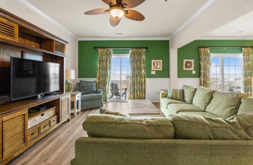 North Myrtle Beach Casa | Tropical Dunes II - Cherry Grove Oceanfront home w Pool and Elevator