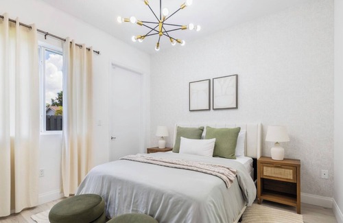 Richmond West Casa | Tropical Escape: 6BD Haven