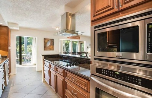 Longboat Key Condominio | Hermosa escapada tropical frente a la bahía en Longboat Key!