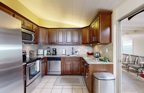 Portlock Casa | Tropical Escape with Lanai & Private Yard | Walk to Maunalua Bay Beach