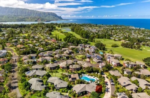 Kaiulani Condominio | Tropical Garden Condo with AC and pool