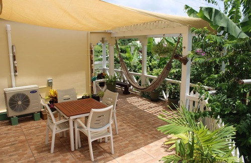 All Saints Apartamento | Cabaña con jardín tropical: privada con patio y patio, wifi, cocina, bd / habitación