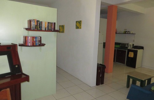 Placencia Apartamento | Experiencia de jardín tropical en un entorno colorido en el corazón de la playa Maya