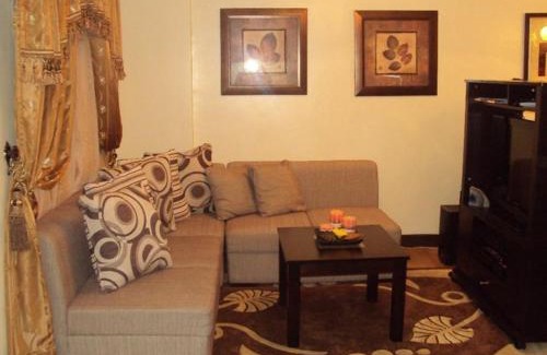 Las Pinas Apartamento | Tropical Hawaiian 2BR Condo Unit in Metro Manila with Laundry Area - Sleeps 4