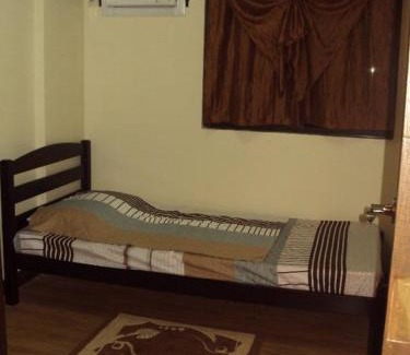 Las Pinas Apartamento | Tropical Hawaiian 2BR Condo Unit in Metro Manila with Laundry Area - Sleeps 4