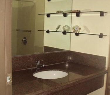 Las Pinas Apartamento | Tropical Hawaiian 2BR Condo Unit in Metro Manila with Laundry Area - Sleeps 4