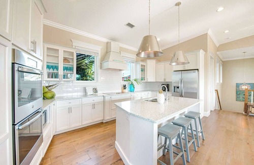 Bradenton Beach Casa | Tropical Hideaway - Luxury home near dining & beach