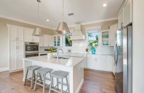 Bradenton Beach Casa | Tropical Hideaway - Luxury home near dining & beach