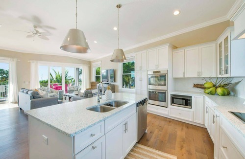 Bradenton Beach Casa | Tropical Hideaway - Luxury home near dining & beach