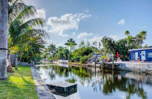 Poinciana Park Casa | Tropical Jungle House on the River