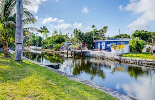 Poinciana Park Casa | Tropical Jungle House on the River