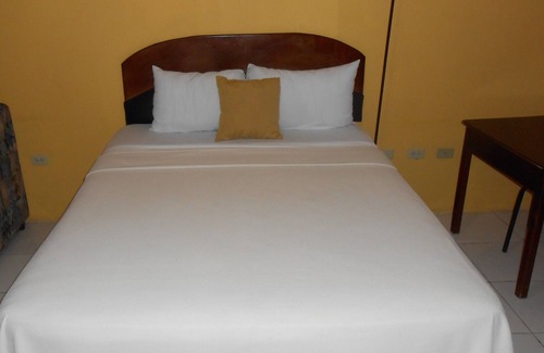Eastwood Park Hotel | Tropical Manor Inn