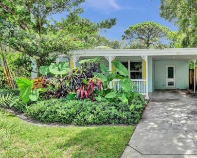 Riverside Park Casa | Tropical Oasis - BBQ and Beach-Inspired Nook