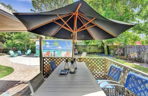 Riverside Park Casa | Tropical Oasis - BBQ and Beach-Inspired Nook