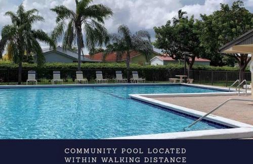 Sunset Casa | Tropical Oasis home w Community Pool great area