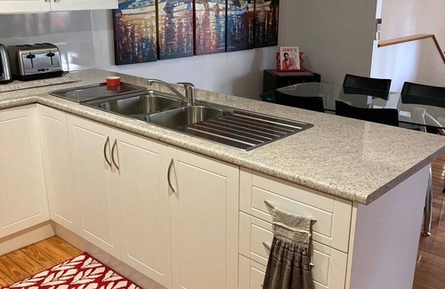 Annerley Casa | Tropical Oasis in Inner Brisbane. 5 min drive to Brisbane City.