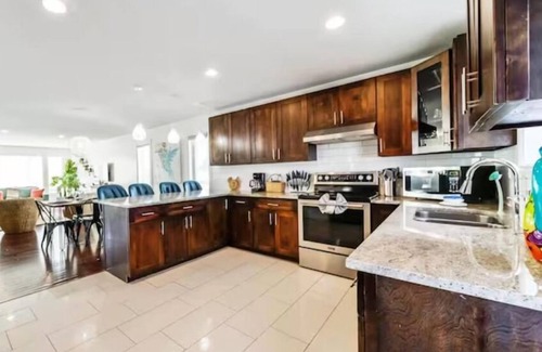 Jasper Place Casa | Tropical Oasis - King Beds - Garage - Long Stays!