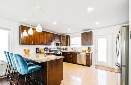 Jasper Place Casa | Tropical Oasis - King Beds - Garage - Long Stays!