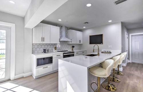 Central Fort Lauderdale Casa | Tropical Oasis Retreat - Private yard w Pool, Fire Pit -15 mins to beach!