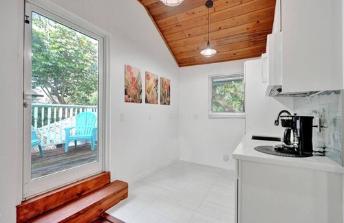 Riverside Park Apartamento | Tropical Oasis: Studio w/ Pool