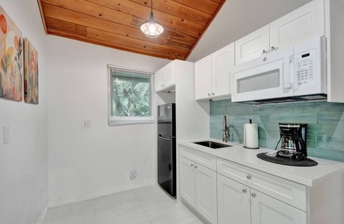 Riverside Park Apartamento | Tropical Oasis: Studio w/ Pool