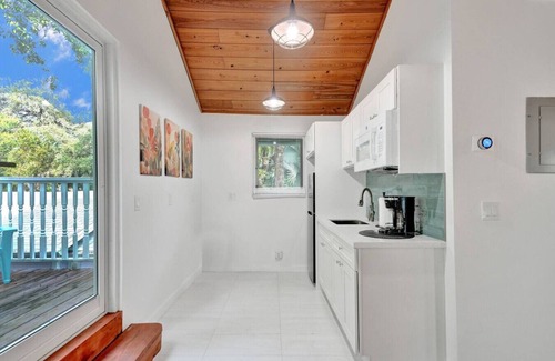 Riverside Park Apartamento | Tropical Oasis: Studio w/ Pool