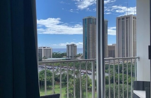 Waikiki Apartamento | Tropical Paradise Getaway Ocean & Lush Tropical Views Pool, BBQ & WI-FI Inn on the Park 1503