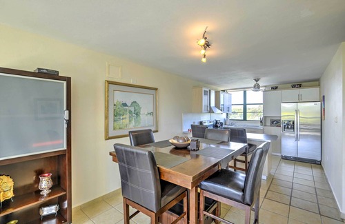 Mediania Baja Condominio | 3BR Loiza Penthouse Condo w / vistas tropicales!