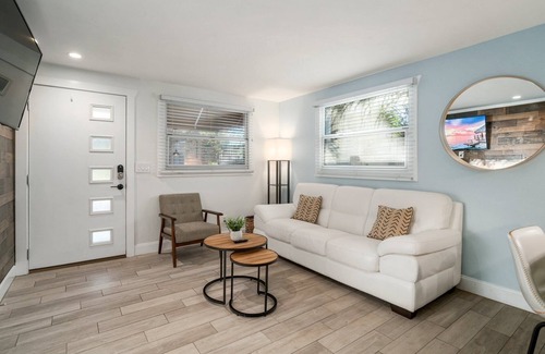 Ballast Point Casa | Tropical 🌴 Retreat w/ Huge Relaxing Patio
