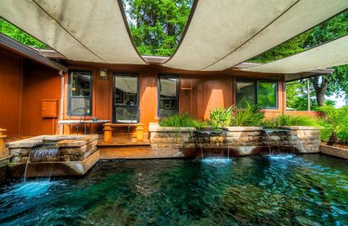 Cascade Casa | Tropical Riverhouse Retreat