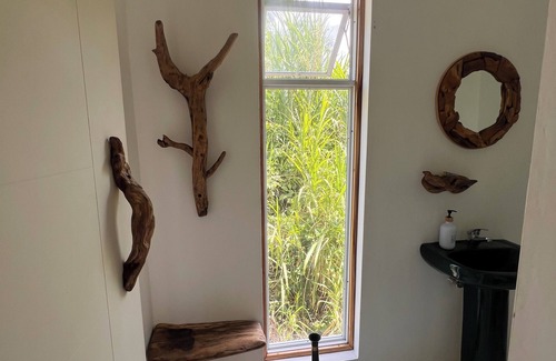 Epworth Apartamento | Tropical Sanctuary, with private garden, hanging seats and fire pits.